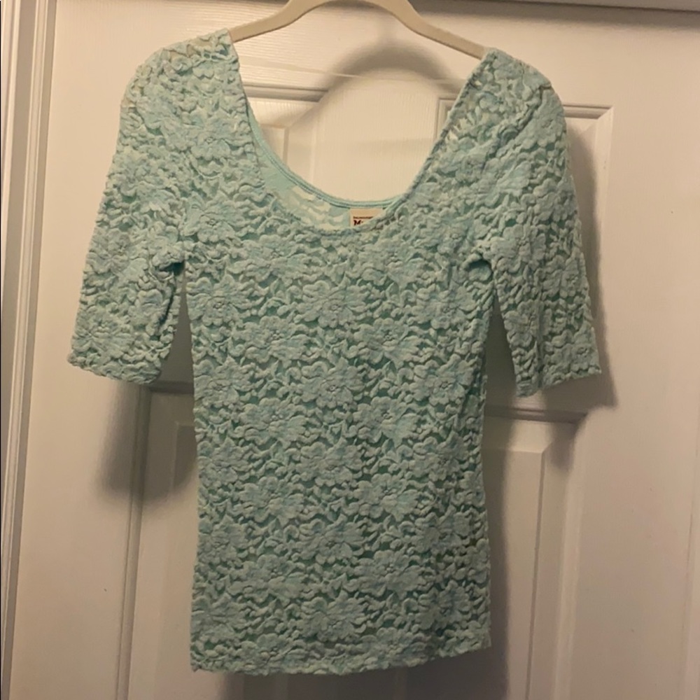 Scoop neck, 1/2 length sleeve shirt